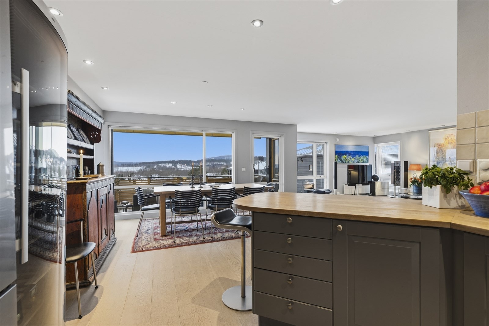 Hyggelig utsyn fra arbeidsstasjonen på kjøkkenet Galleribilde