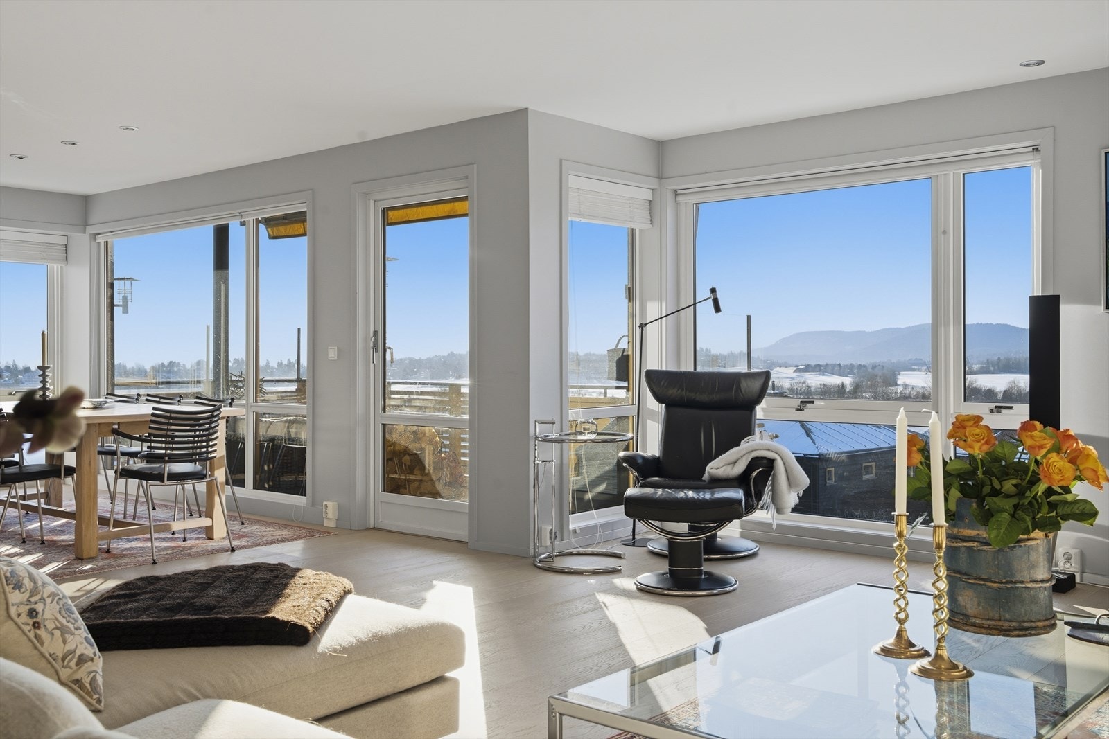 Høyt og fritt beliggende leilighet med vinduer på 4 vegger Galleribilde