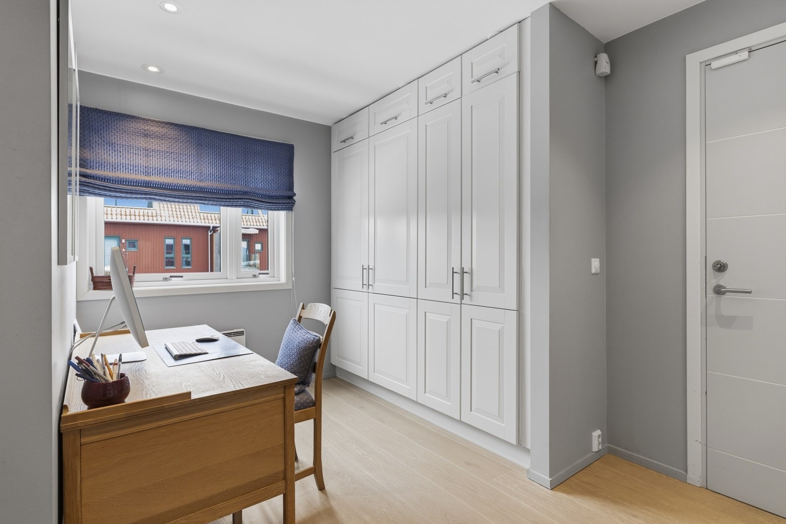 Dette rommet kan enkelt gjøres til soverom ved å sette opp en lettvegg med dør. I så fall kan man benytte boden på andre siden av gangen som garderobe for ytterklær Galleribilde