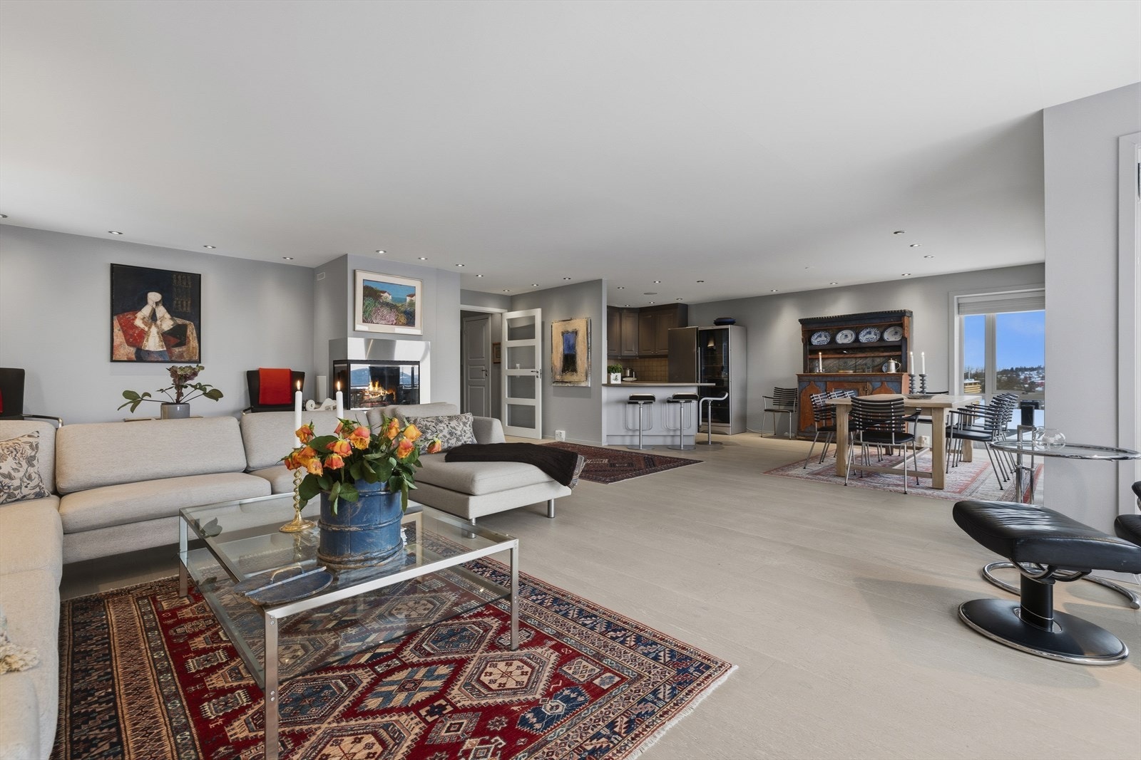 Oppholdsrommet er tilnærmet kvadratisk og oppleves som svært romslig og luftig Galleribilde