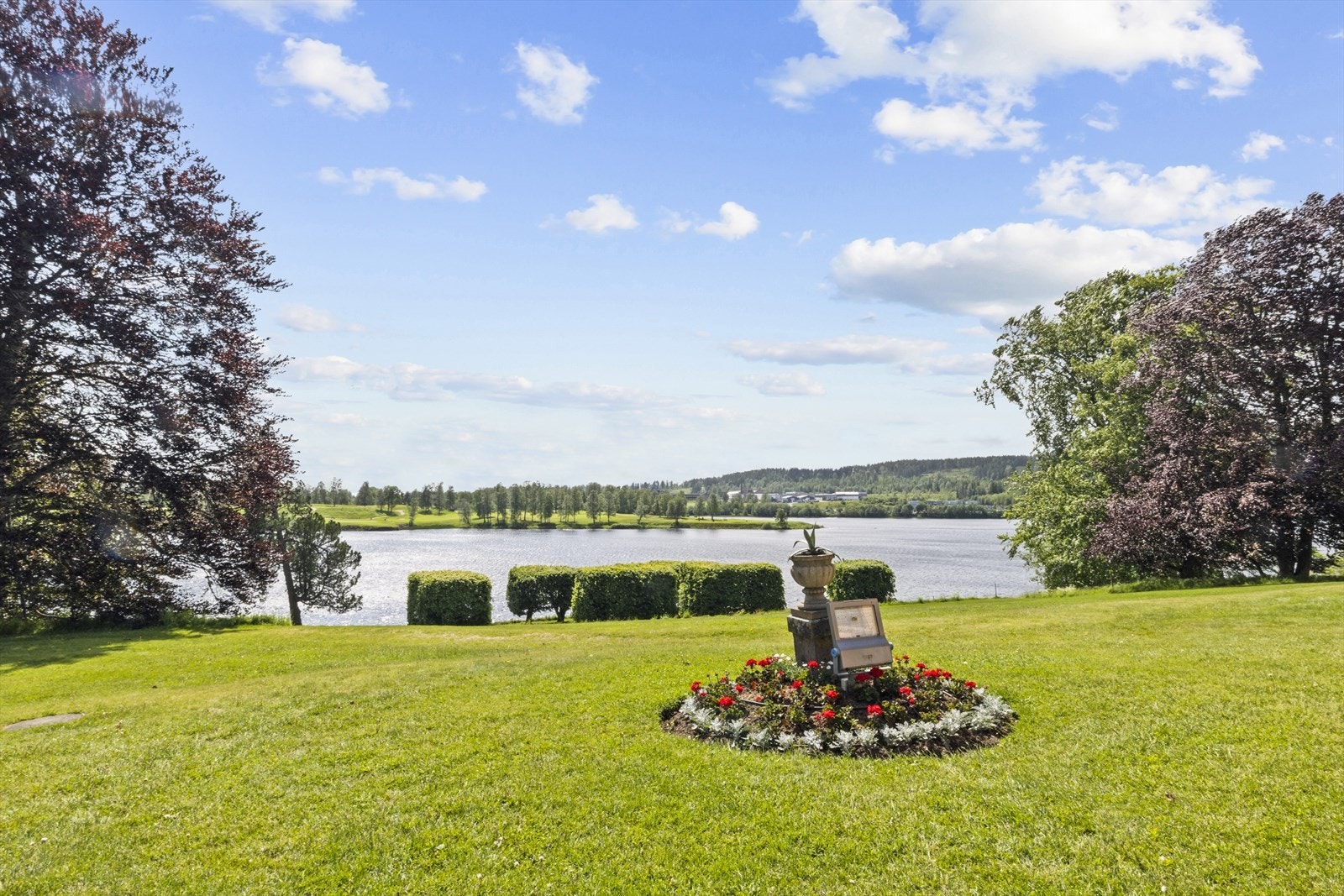 Bogstad Gård er en herregård fra 1700-tallet med kunstgalleri og en vakker engelsk landskapspark Galleribilde