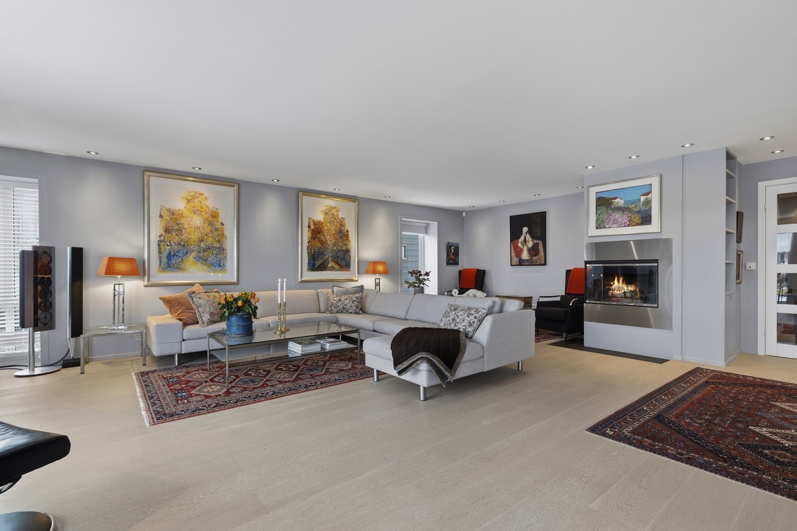 I tillegg til spiseplass og salong er det plass til en bibliotekavdeling inne ved peisen Galleribilde