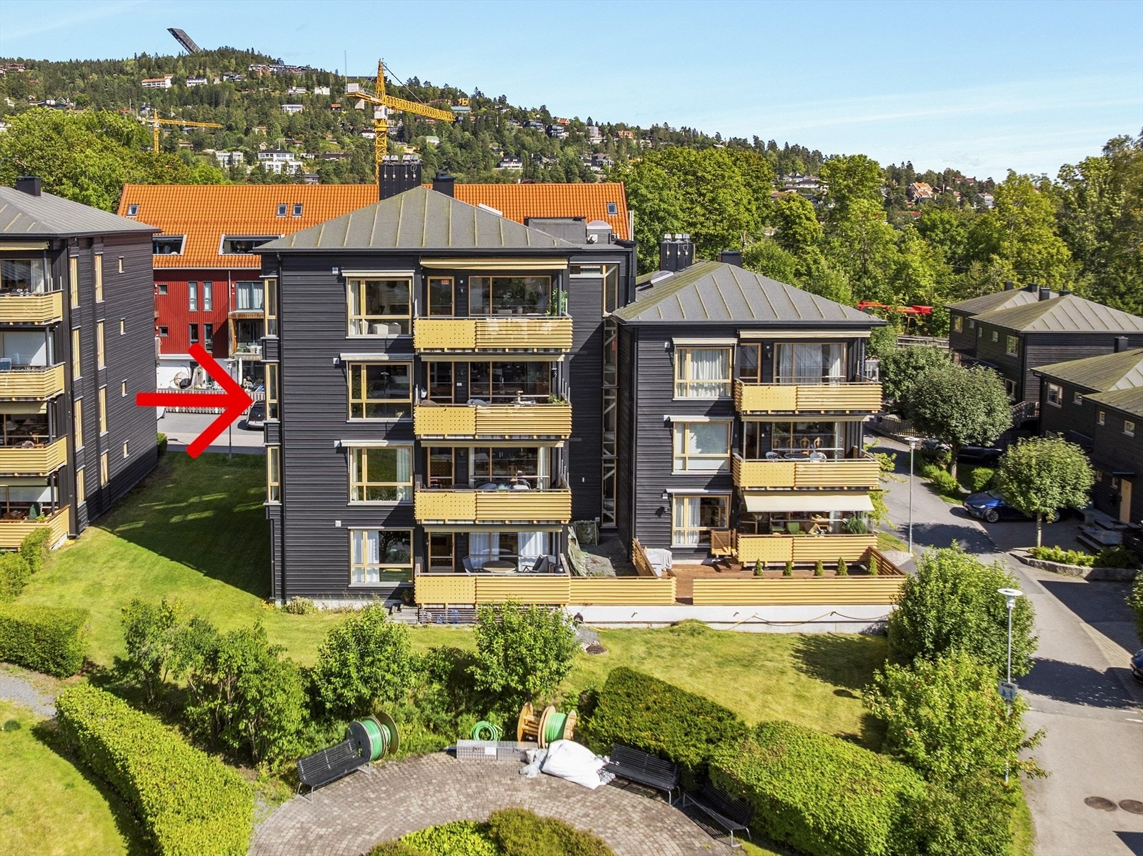 Leiligheten ligger i 3. etg. i bakre ende i sameiet. Dvs. at bygget ligger høyere enn de andre byggene foran og har en av sameiets aller beste utsikter Galleribilde