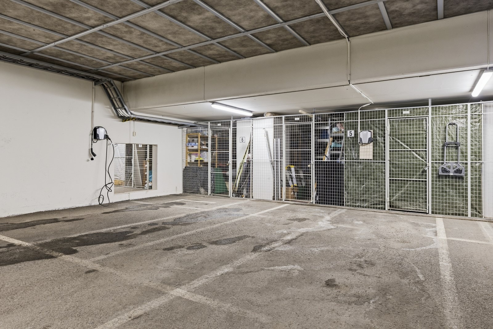 Seksjonen disponerer en kjellerbod og ekstra bred garasjeplass (nr. 5) i lukket garasjeanlegg. Garasjeplassen og boden ligger rett ved døren til heisen og trappeløpet Galleribilde