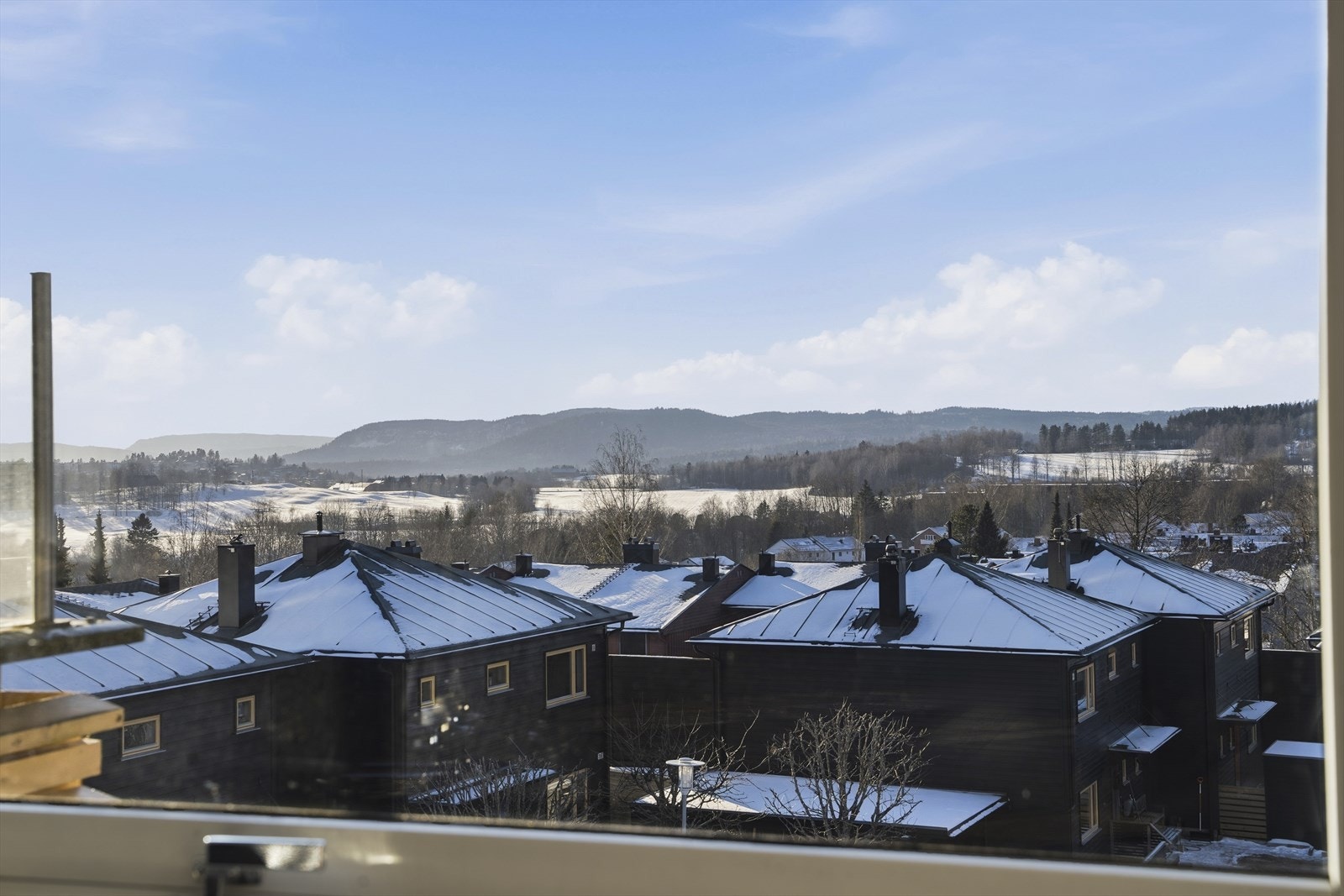 Også i vinduet mot vest er det flott utsikt over jordene, golfbanen på Grini og åsene i Bærumsmarka. Det er montert elektrisk styrt markise utenfor dette vinduet Galleribilde