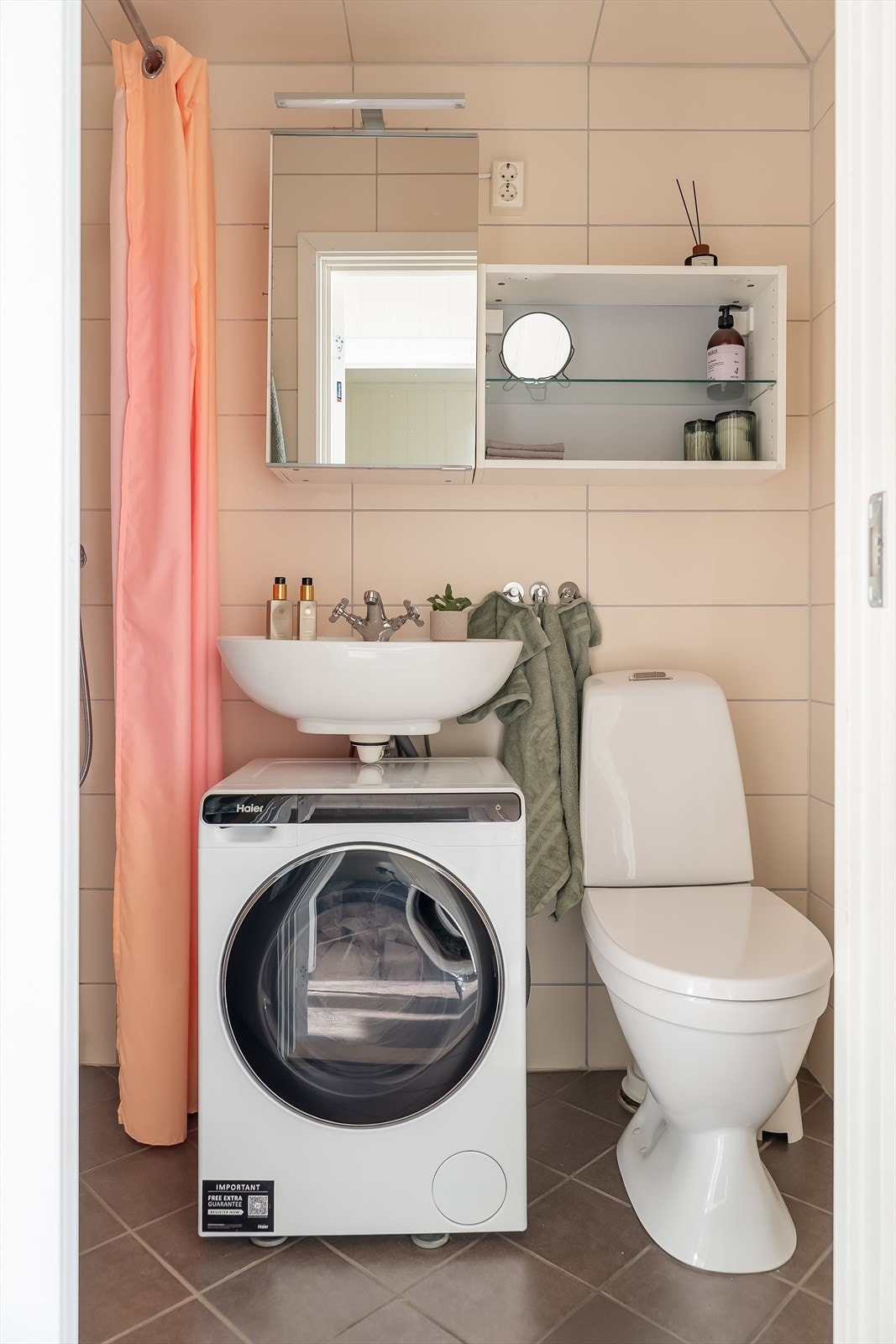 Lyst og arealeffektivt bad med gulvvarme. Galleribilde