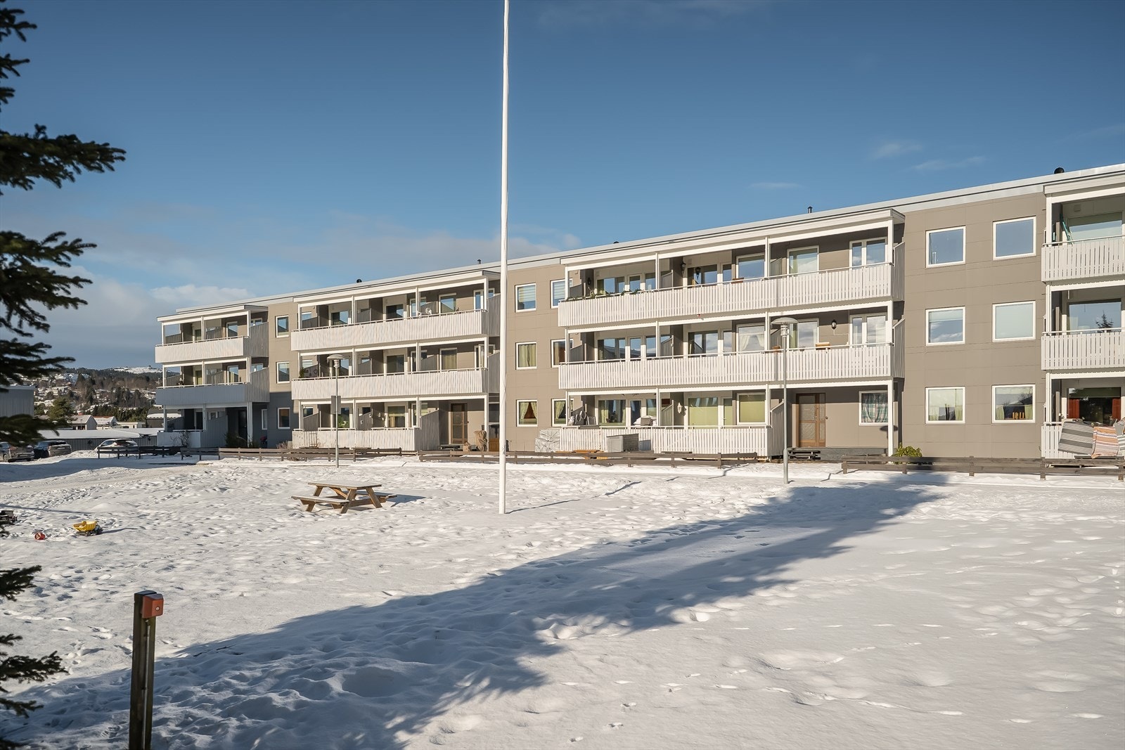 Veletablert borettslag med pent opparbeidede fellesarealer. Velkommen! Galleribilde