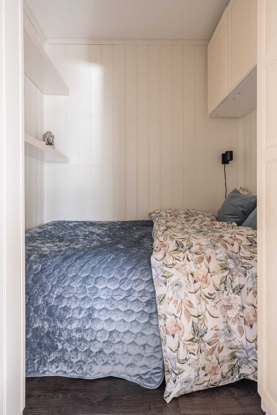 Smart oppbevaringsløsning med skap rundt sengen. Galleribilde