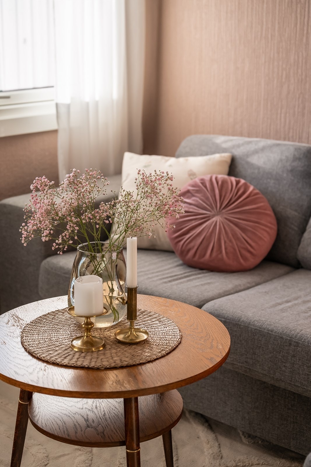 Lun og hyggelig stue med mye naturlig lys fra vinduet. Galleribilde