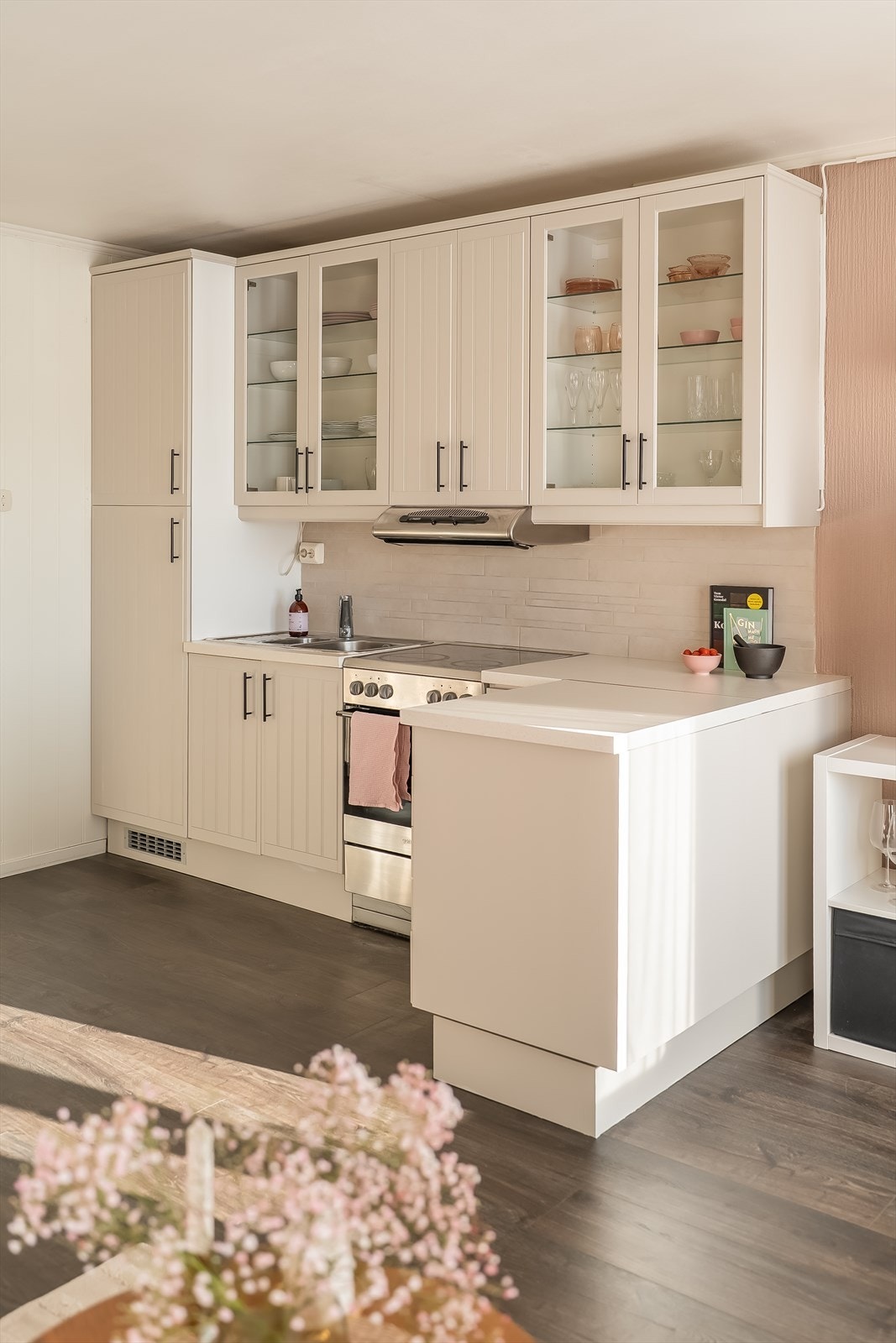 Kjøkken med halvøy som gir en romslig arbeidsflate og effektiv planløsning. Galleribilde