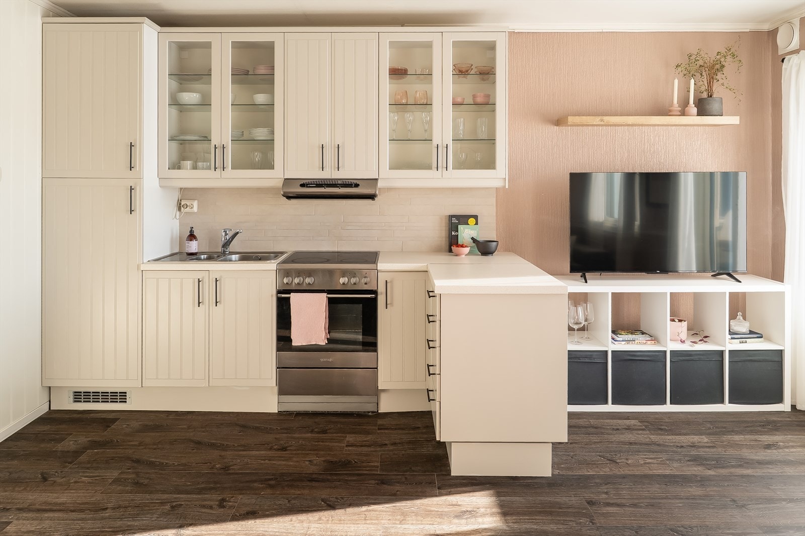 Den praktiske L-formen skaper et naturlig skille mellom stue og kjøkken. Galleribilde