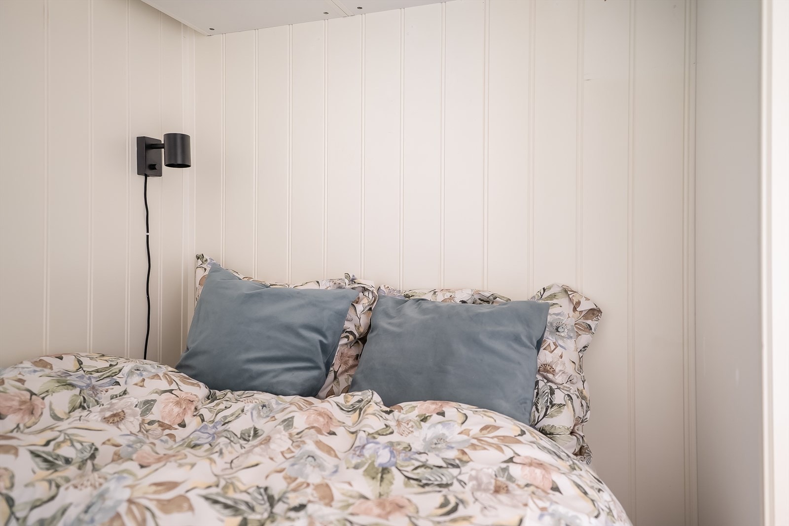 Godt tilrettelagt soveområde med mulighet for veggmontert belysning. Galleribilde