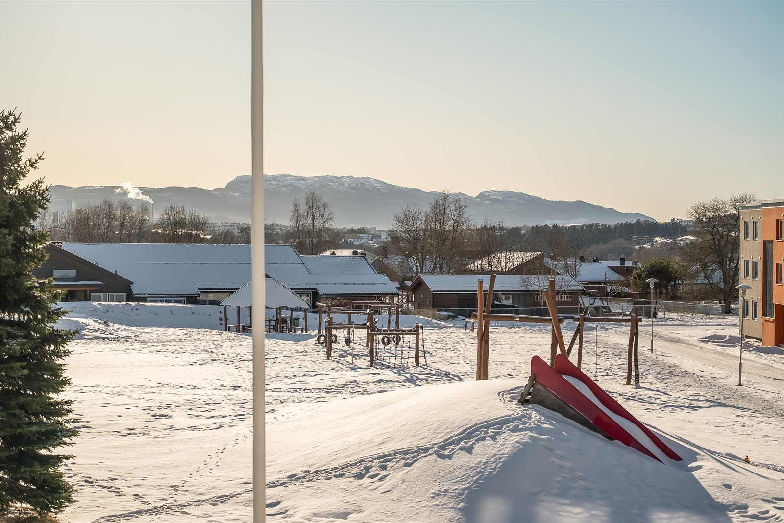 Borettslaget har opparbeidet fine felles uteområder med lekeplass rett utenfor boligen. Galleribilde