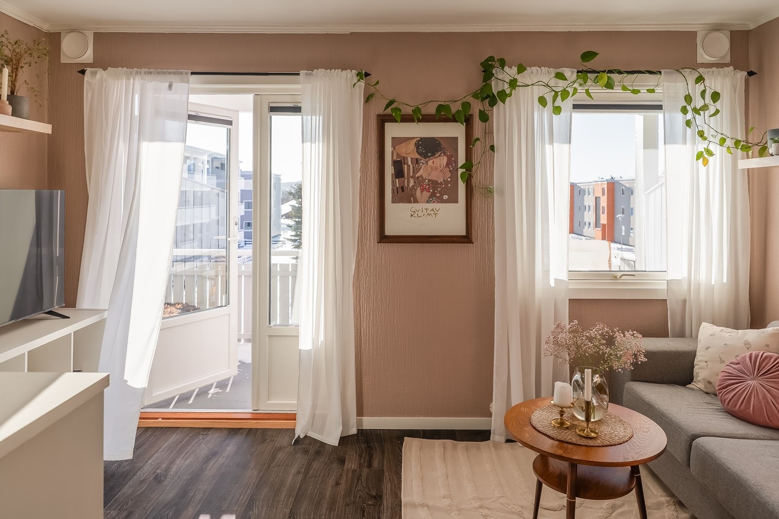 Fra stuen er det utgang til en sørvendt og romslig balkong med sol fra morgen til kveld. Galleribilde