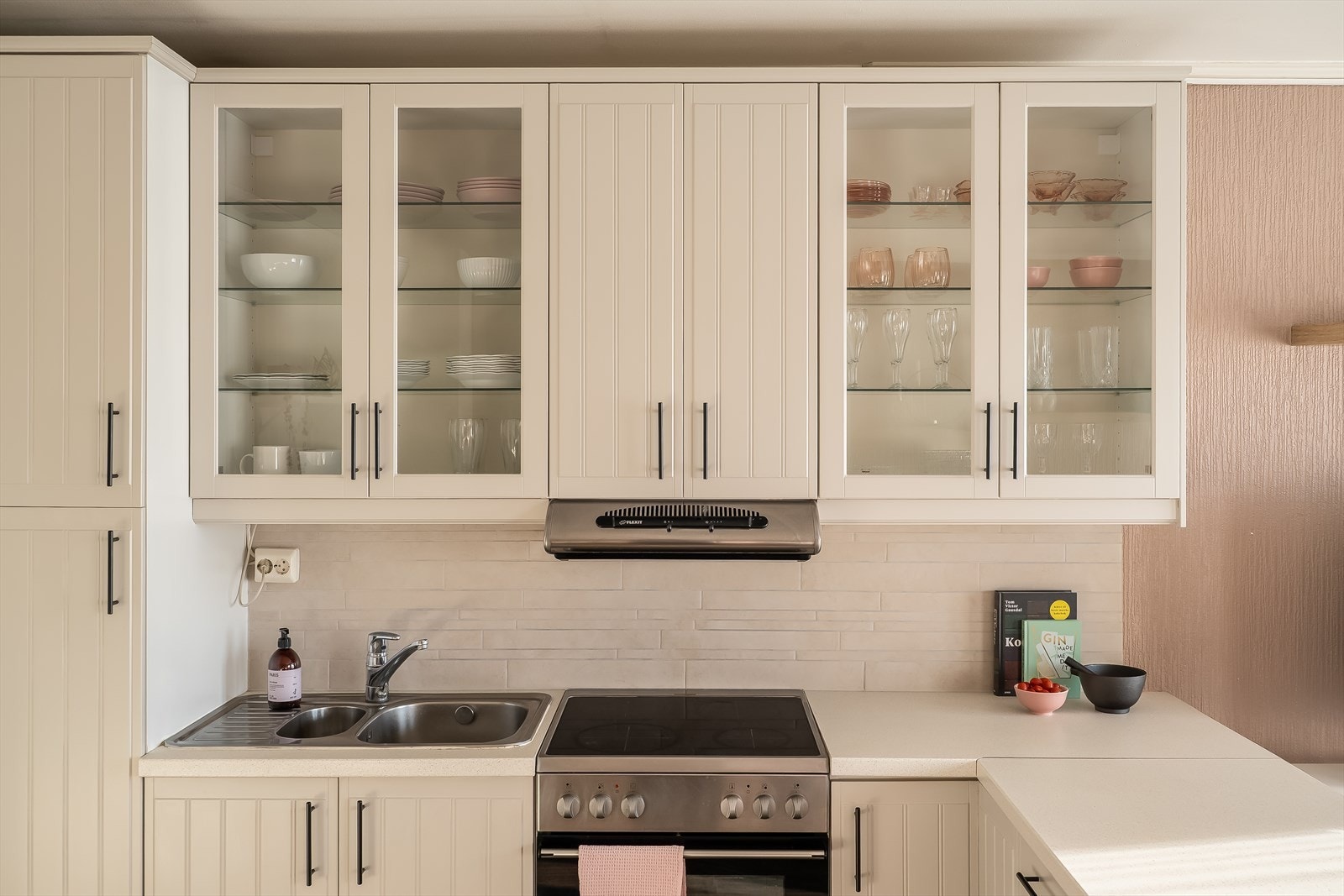 Tidløse fronter med vitrineskap og godt med oppbevaringsplass. Galleribilde