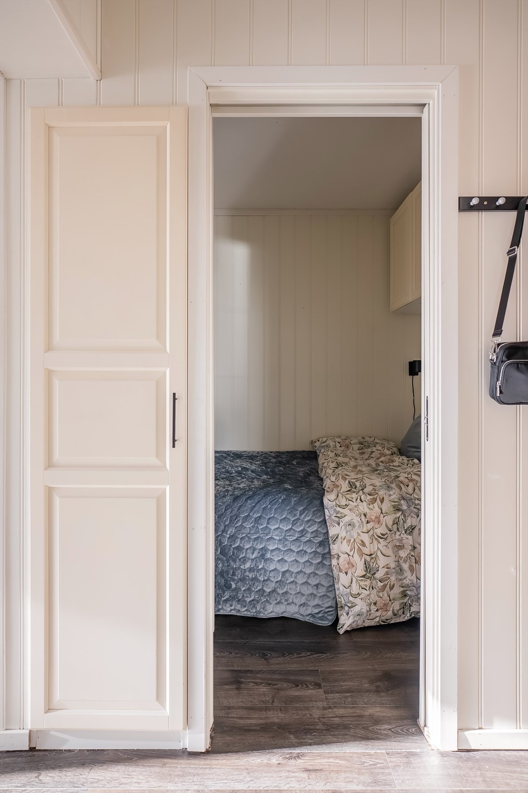 Skjermet sovealkove med integrerte skap. Galleribilde