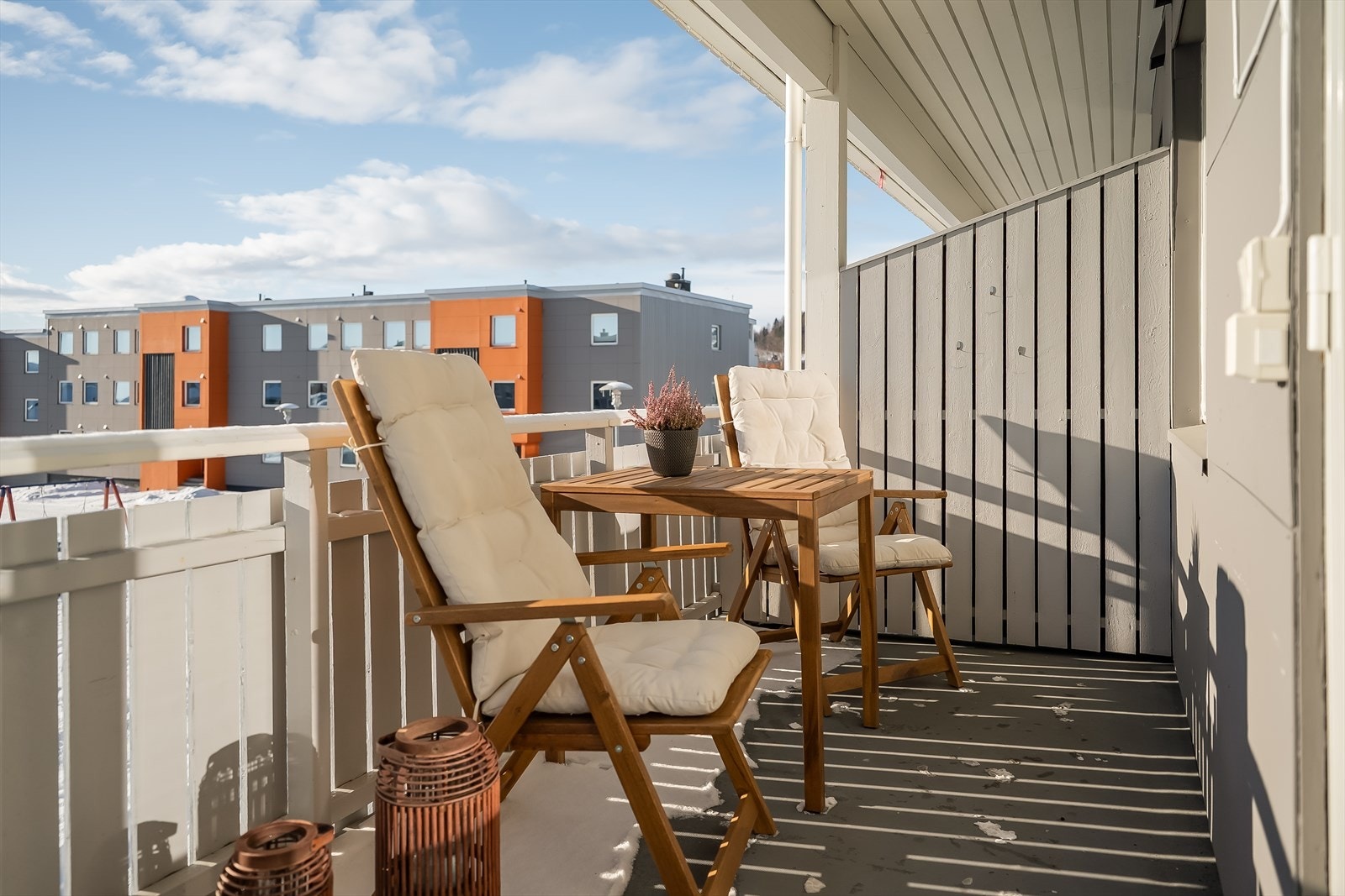 Balkong på 7 kvm med flott utsyn over tunet og fellesområdene. Galleribilde