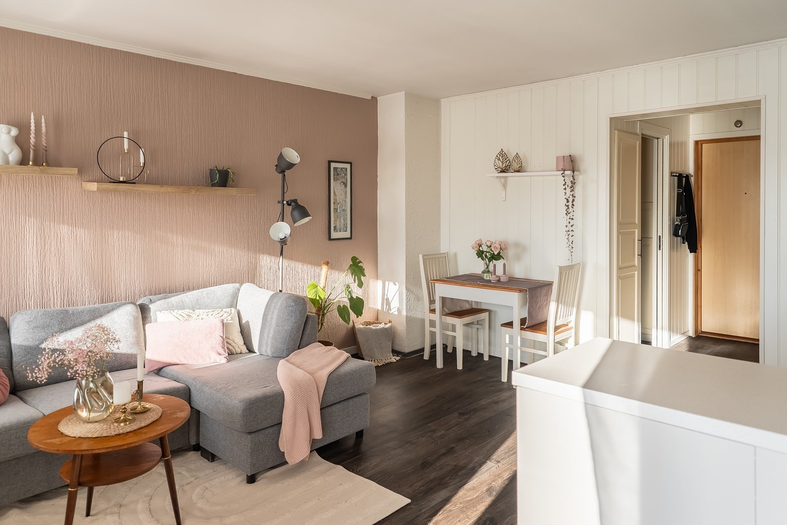 Leiligheten har en åpen stue- og kjøkkenløsning med plass til ulike sosiale soner. Galleribilde