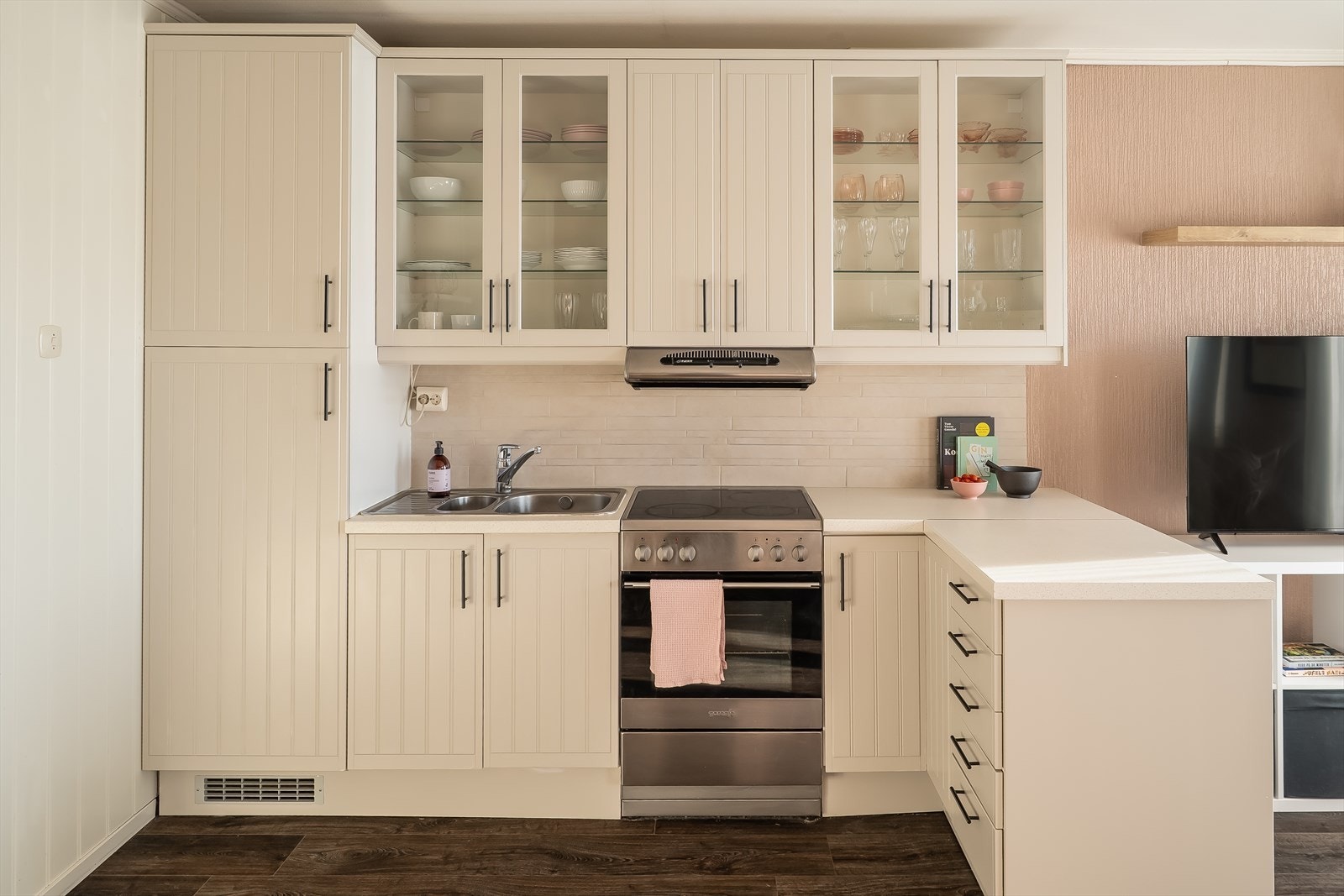 Lyst og tidløst kjøkken med god skap- og benkeplass. Galleribilde