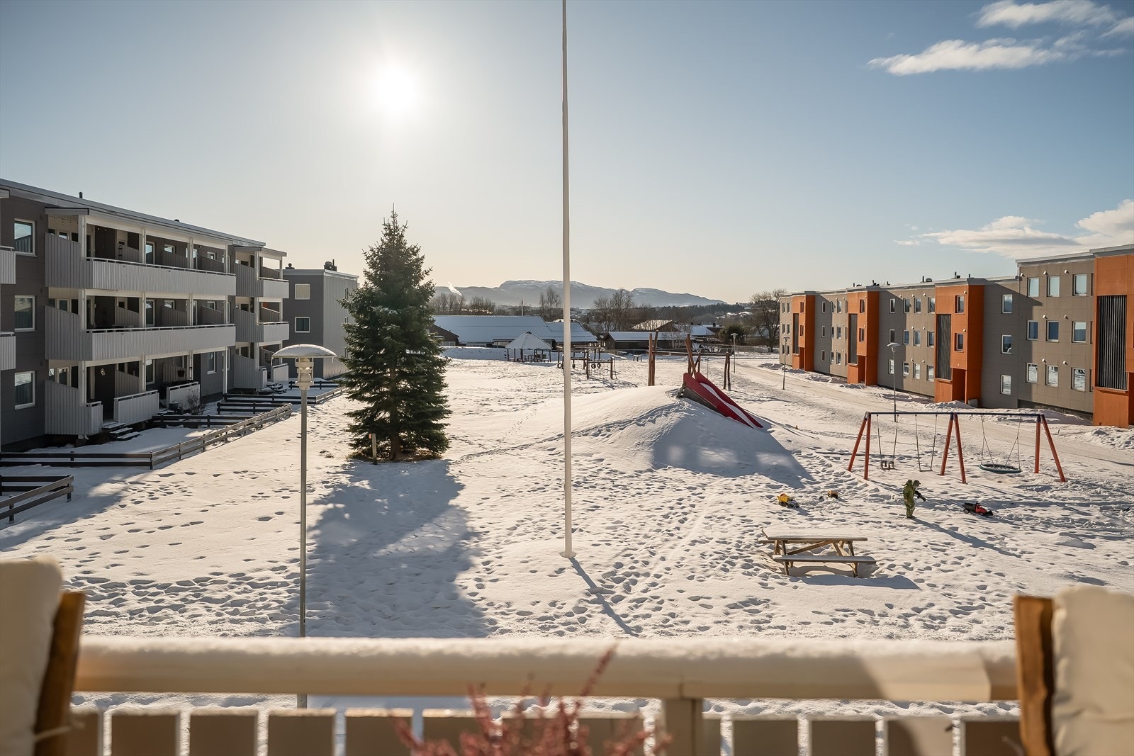 Flott utsikt mot Vassfjellet og umiddelbar nærhet til skog og mark. Galleribilde