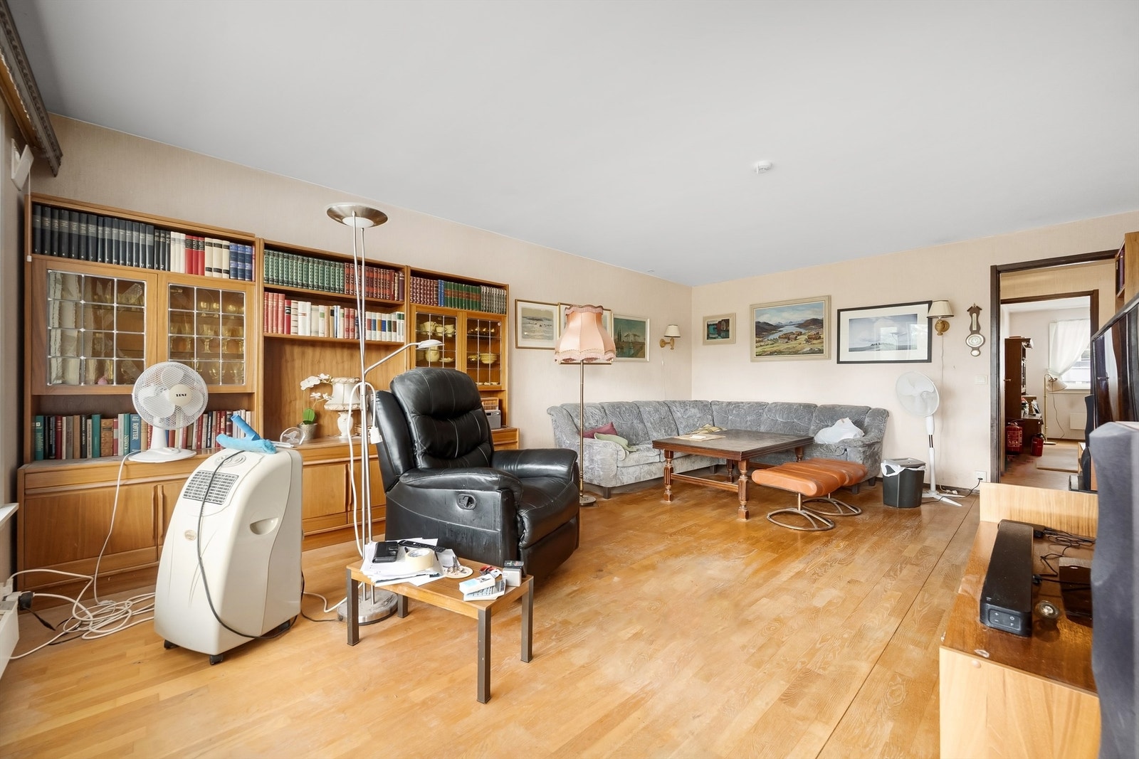 Romslig og lys stue med gode møbleringsmuligheter og plass til både sofa- og spisegruppe. Både vinduer og balkongdør er rehabilitert i regi av sameiet i 2024 Galleribilde