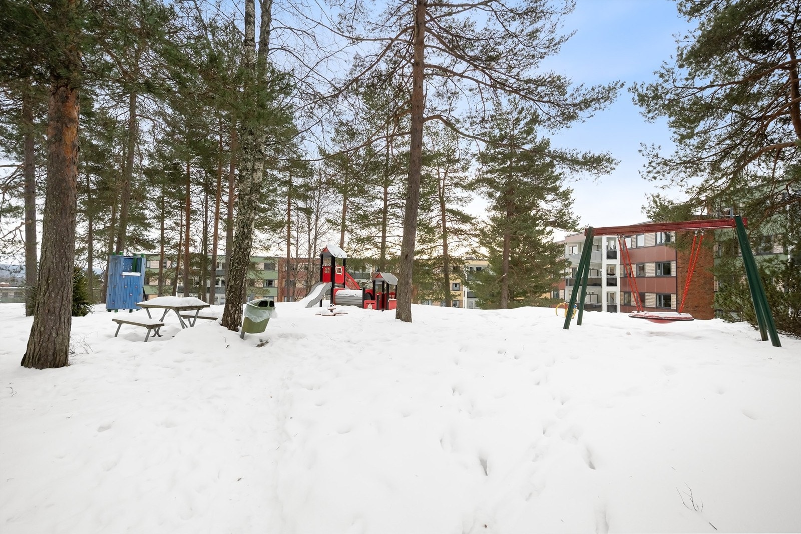 Ellingsrud Boligsameie er omgitt av store, åpne grøntområder med bilfrie soner og gode lekeplasser rett utenfor døren Galleribilde