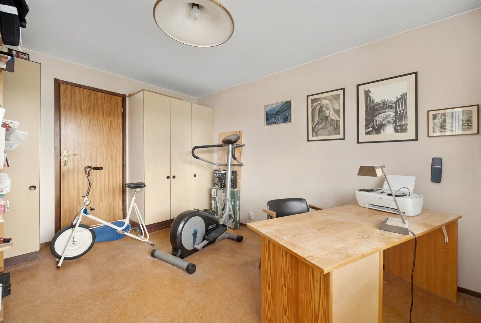 Soverom nr. 2 og 3 fungerer ypperlig som barnerom, gjesterom eller kontor, her er mulighetene mange. Soverom 2 blir i dag brukt som kontor Galleribilde