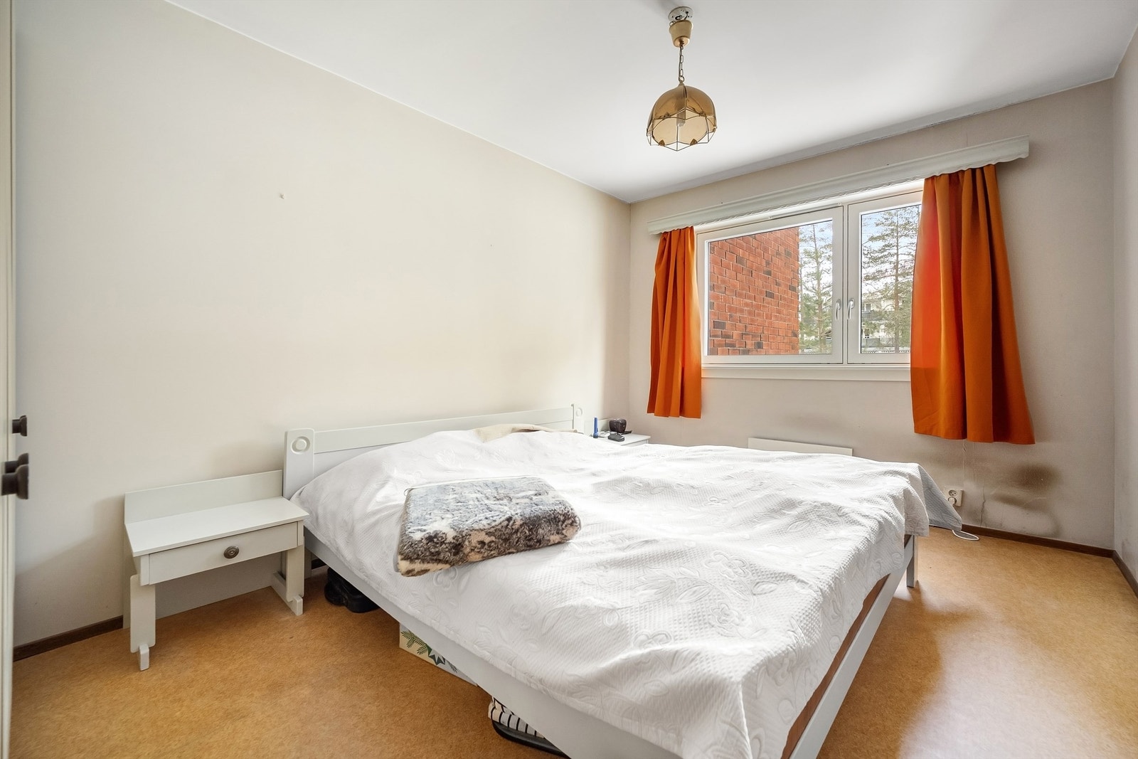Hovedsoverommet har plass til dobbeltseng med tilhørende nattbord. Videre er det plass til klesoppbevaring i garderobeskap Galleribilde
