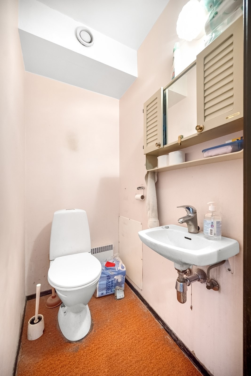 Leiligheten har også et separat wc-rom fra byggeår, med gulvbelegg og malte vegger Galleribilde