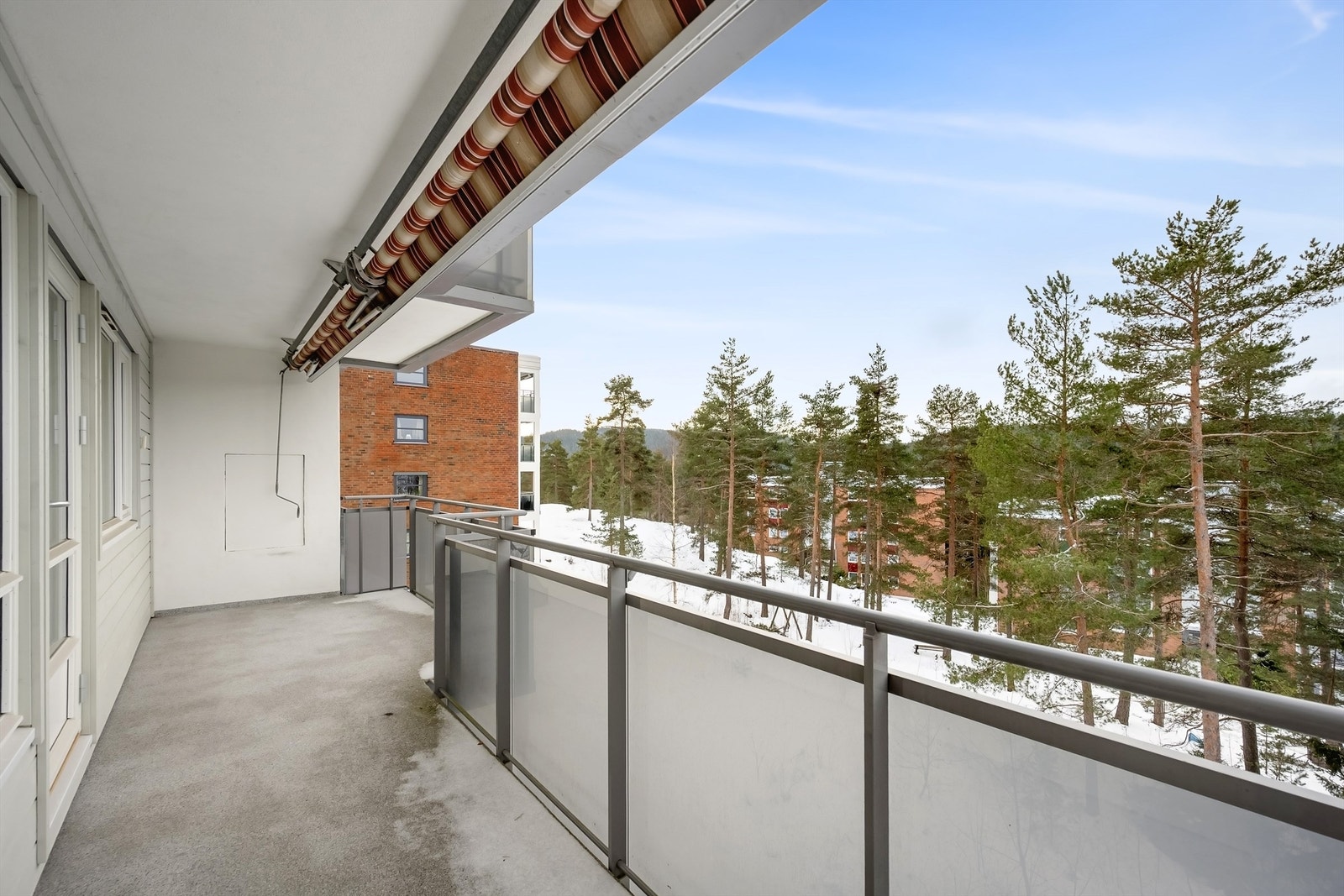 Fra stuen er det utgang til en sydvestvendt balkong på 12 m². Her kan man nyte solen fra ca. kl 14:30 til solnedgang på sommerstid Galleribilde