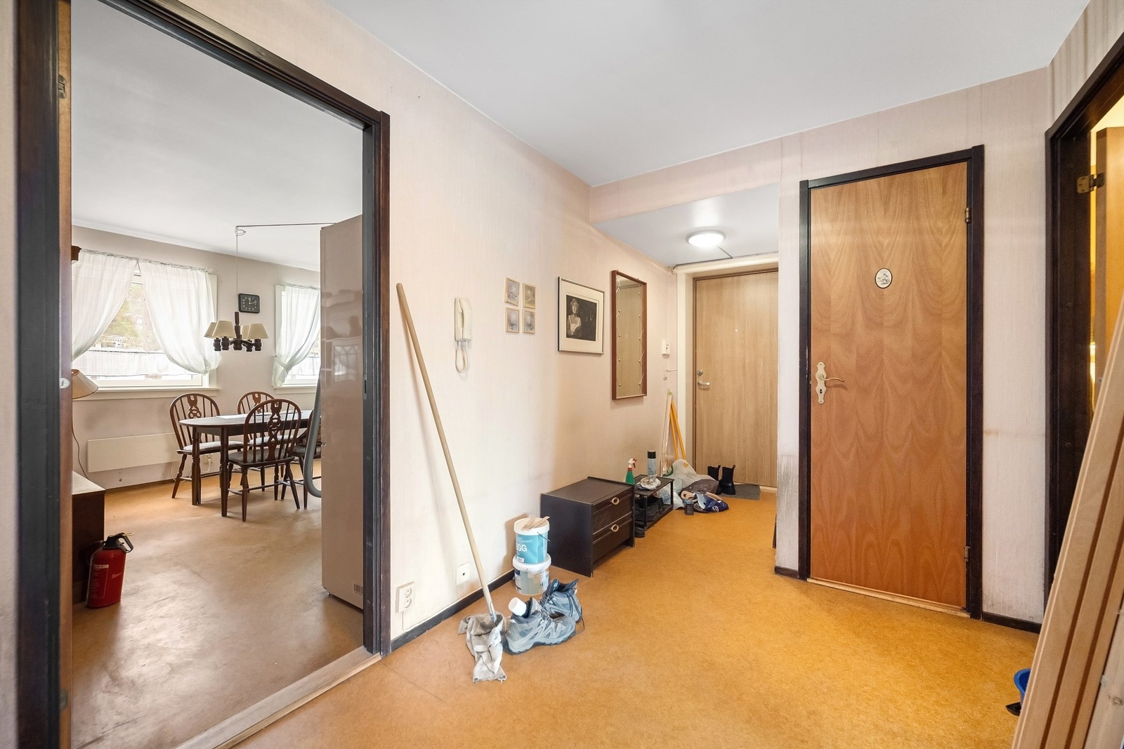 Innbydende og romslig entré med god plass til hele familiens yttertøy og sko Galleribilde