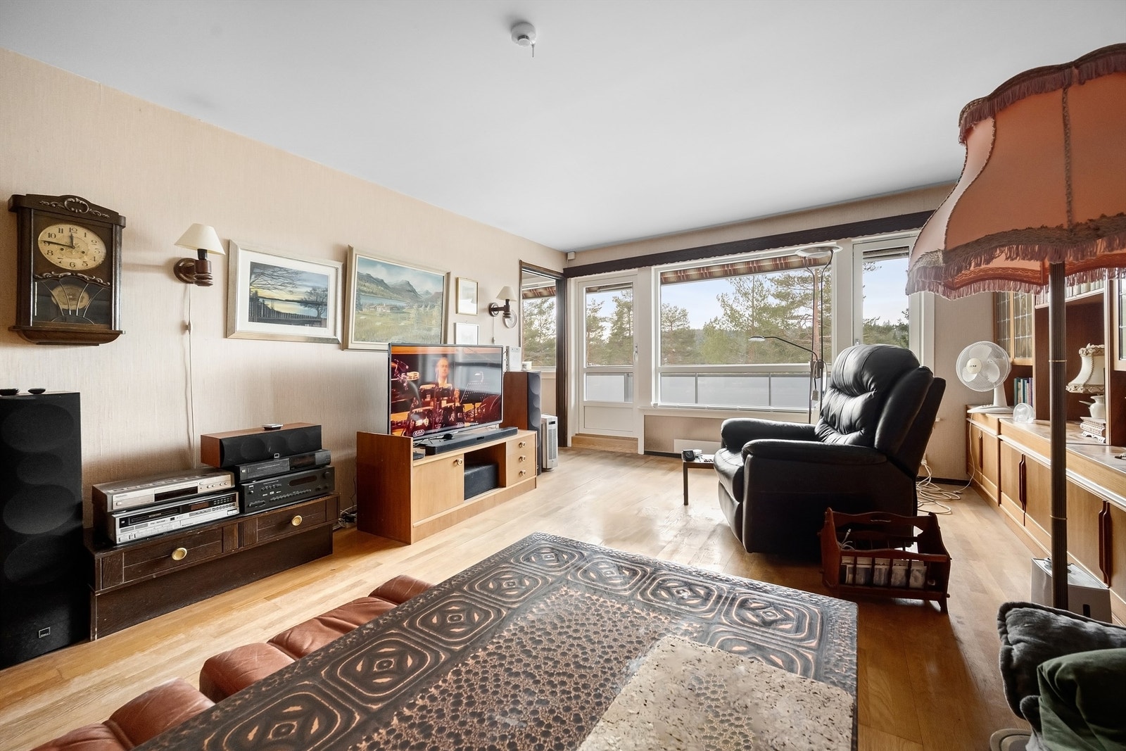 Her får du kombinasjonen mange ser etter, men sjeldent finner: trygge omgivelser, grønne utearealer og kort vei til alt som får hverdagen til å fungere. Foto: Martine Eren Studio Galleribilde