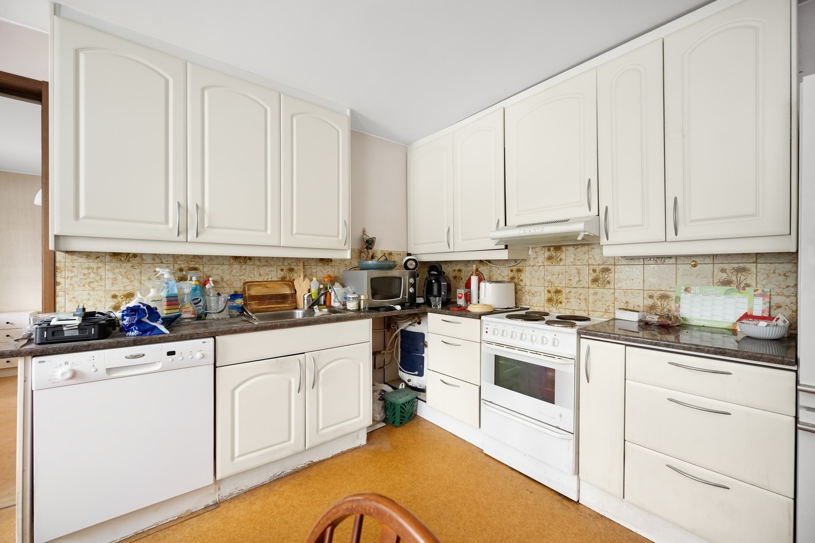 Separat kjøkken med profilerte fronter, laminat benkeplate og nedfelt vask Galleribilde