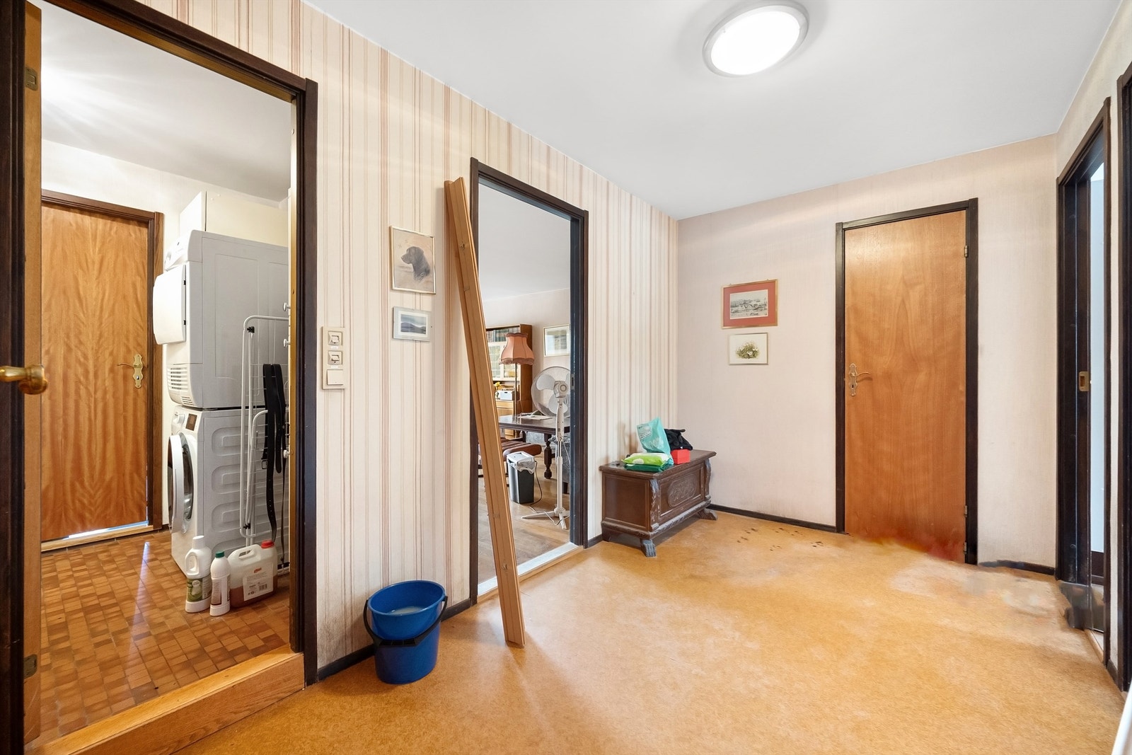 Her er det mulighet for både garderobeløsning og annen oppbevaring Galleribilde