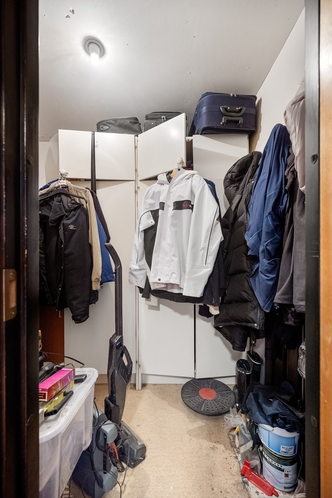 Innvendig bod. Det er plass til ytterligere oppbevaring i boligens kjellerbod på 4kvm Galleribilde