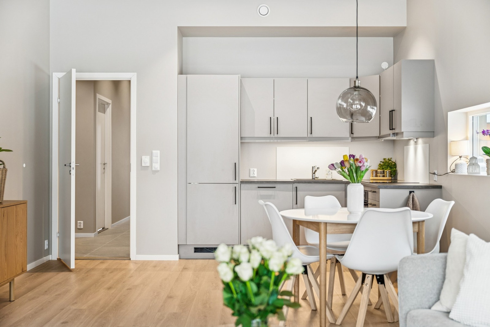 Videre kommer du til boligens kjøkken som ligger i moderne åpen løsning mot stuen. Galleribilde