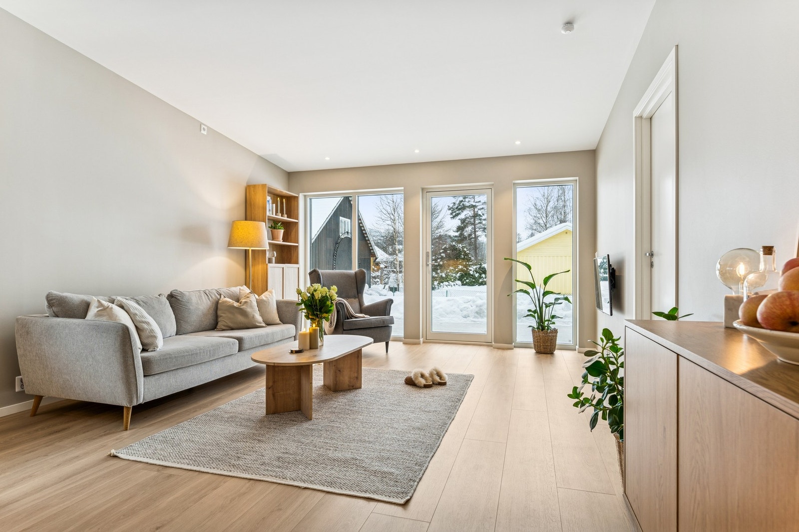 Det slippes rikelig med lys inn i stuen. Galleribilde