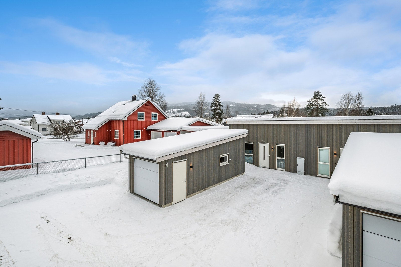 Utvendig finner du en enkelgarasje med bod. I tillegg er det parkering på egen gårdsplass. Galleribilde