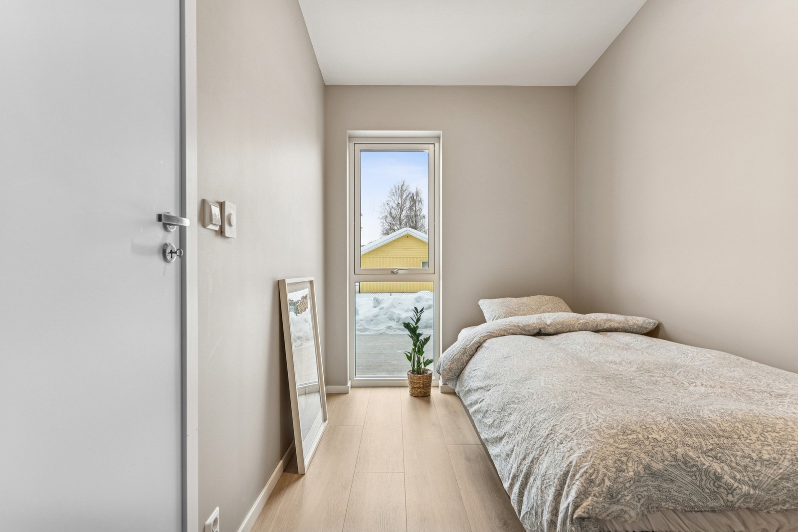 Soverom to er innredet med enkeltseng - et lyst rom. Galleribilde