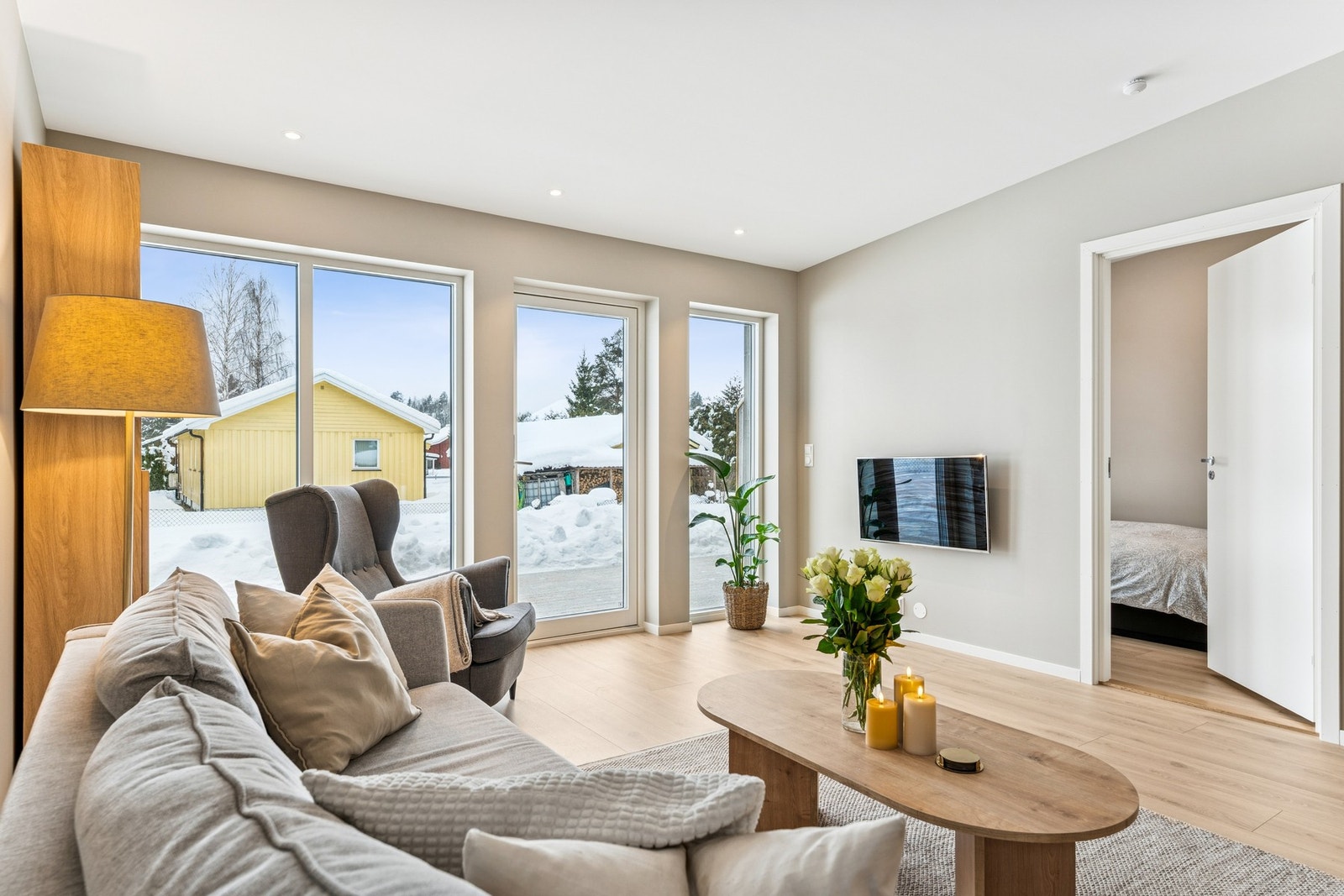 Utgang til luftig terrasseplatting fra stue. Galleribilde