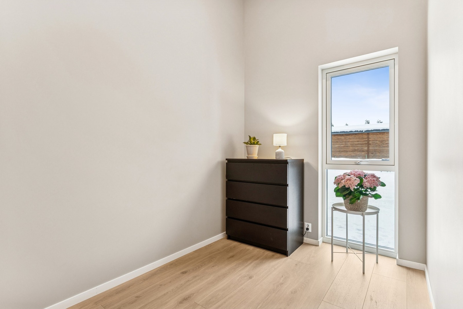 Det tredje soverommet er av lik størrelse som soverom 2 og egner seg godt som barnerom, kontor, eller til det du måtte ønske. Galleribilde