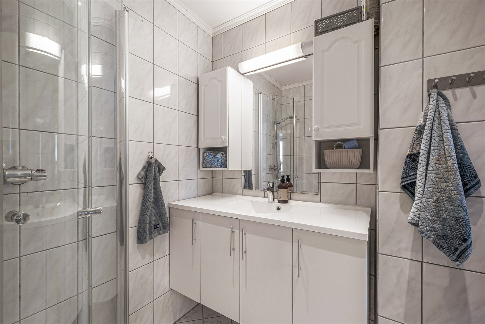 Baderom med dusj, servant og wc Galleribilde