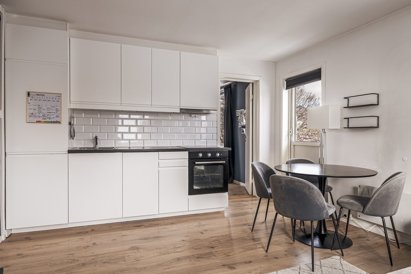 Stue og kjøkkenløsning med plass til spisebord Galleribilde