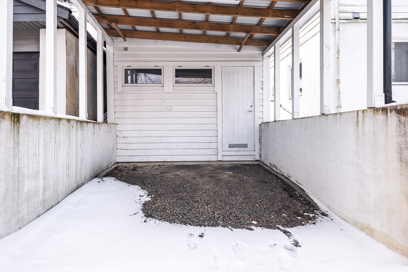 Parkeringsplass med carport og bod Galleribilde