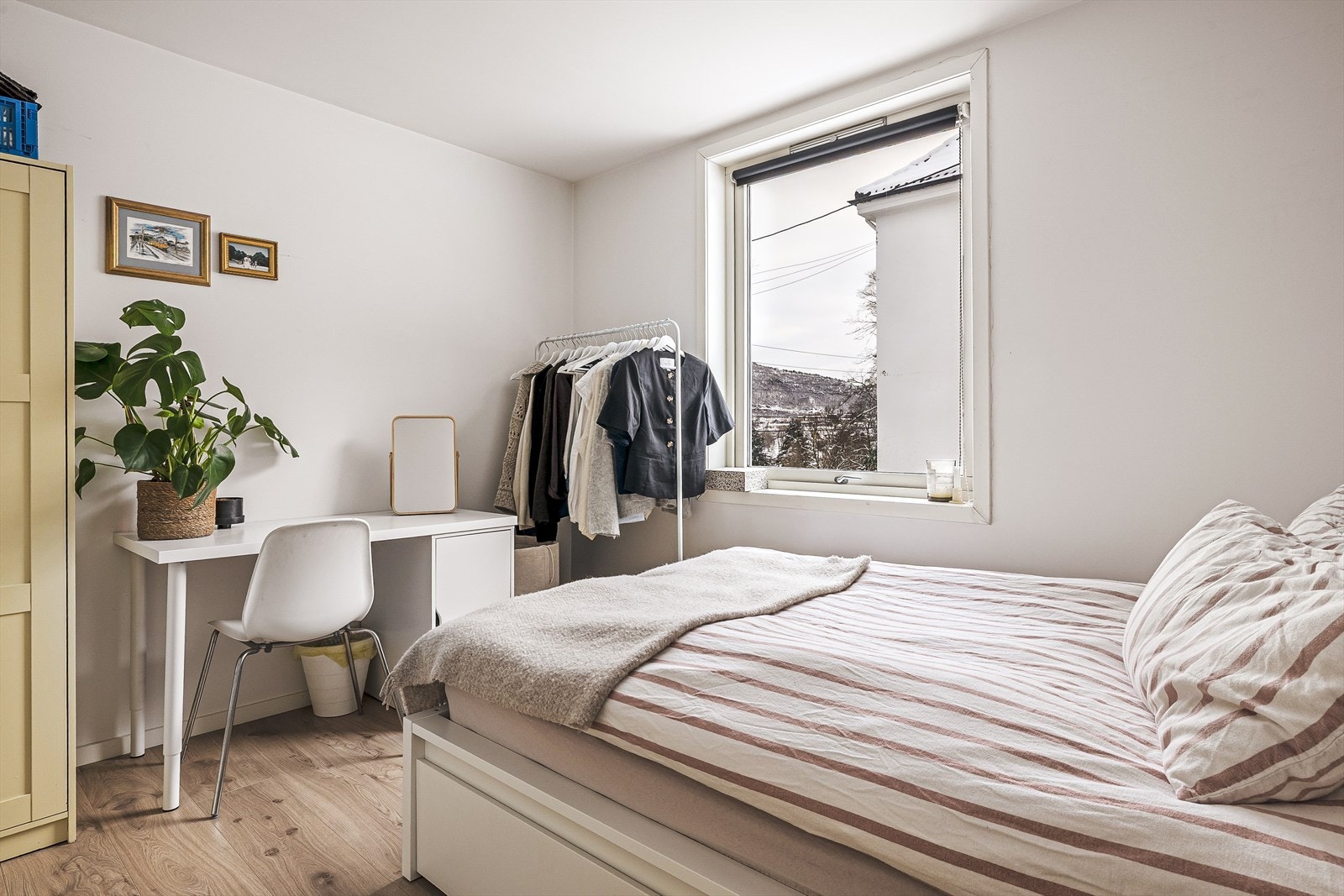 Plass til arbeidsstasjon på soverom Galleribilde