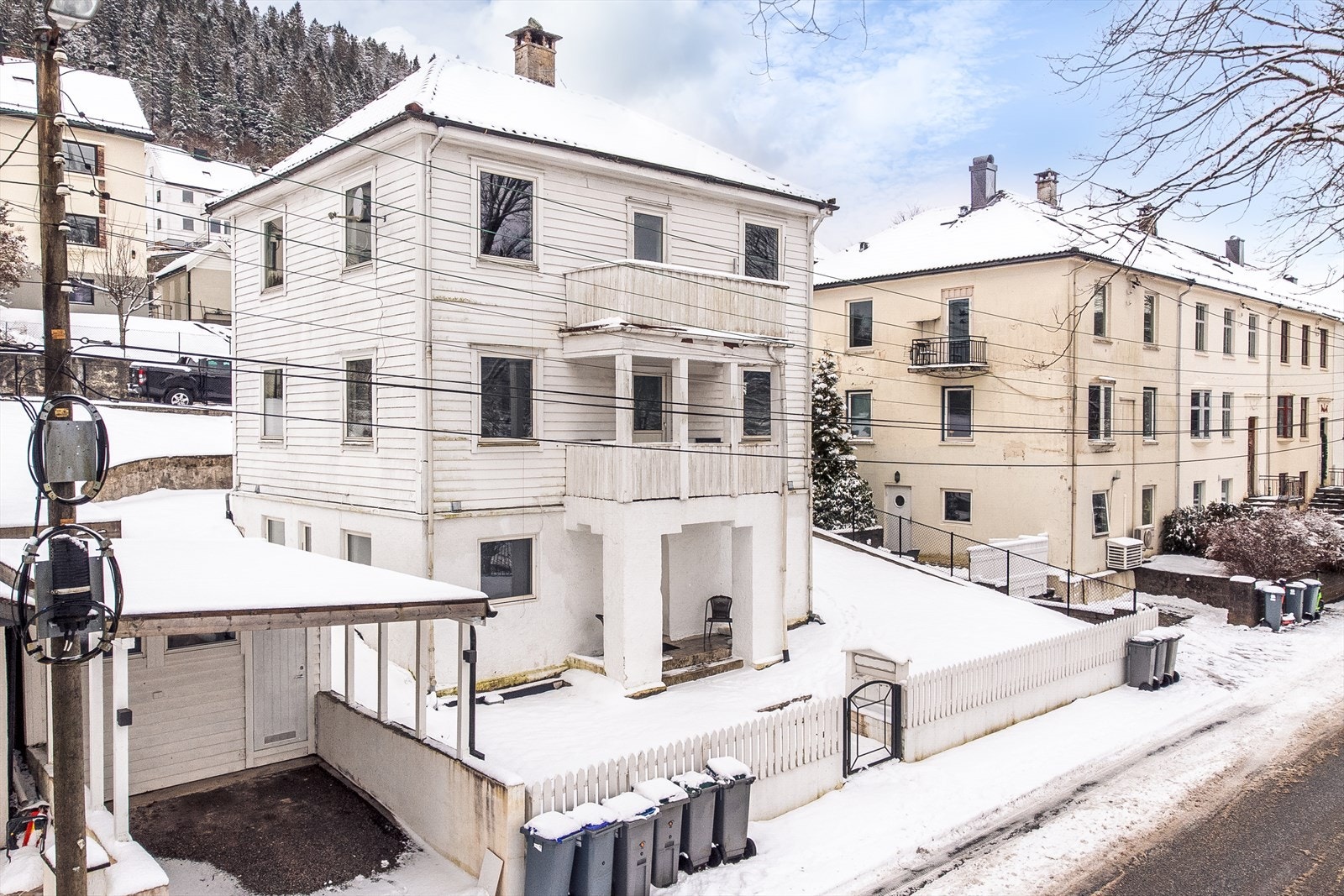 1 Parkeringsplass ved boligen ellers parkering i vei Galleribilde