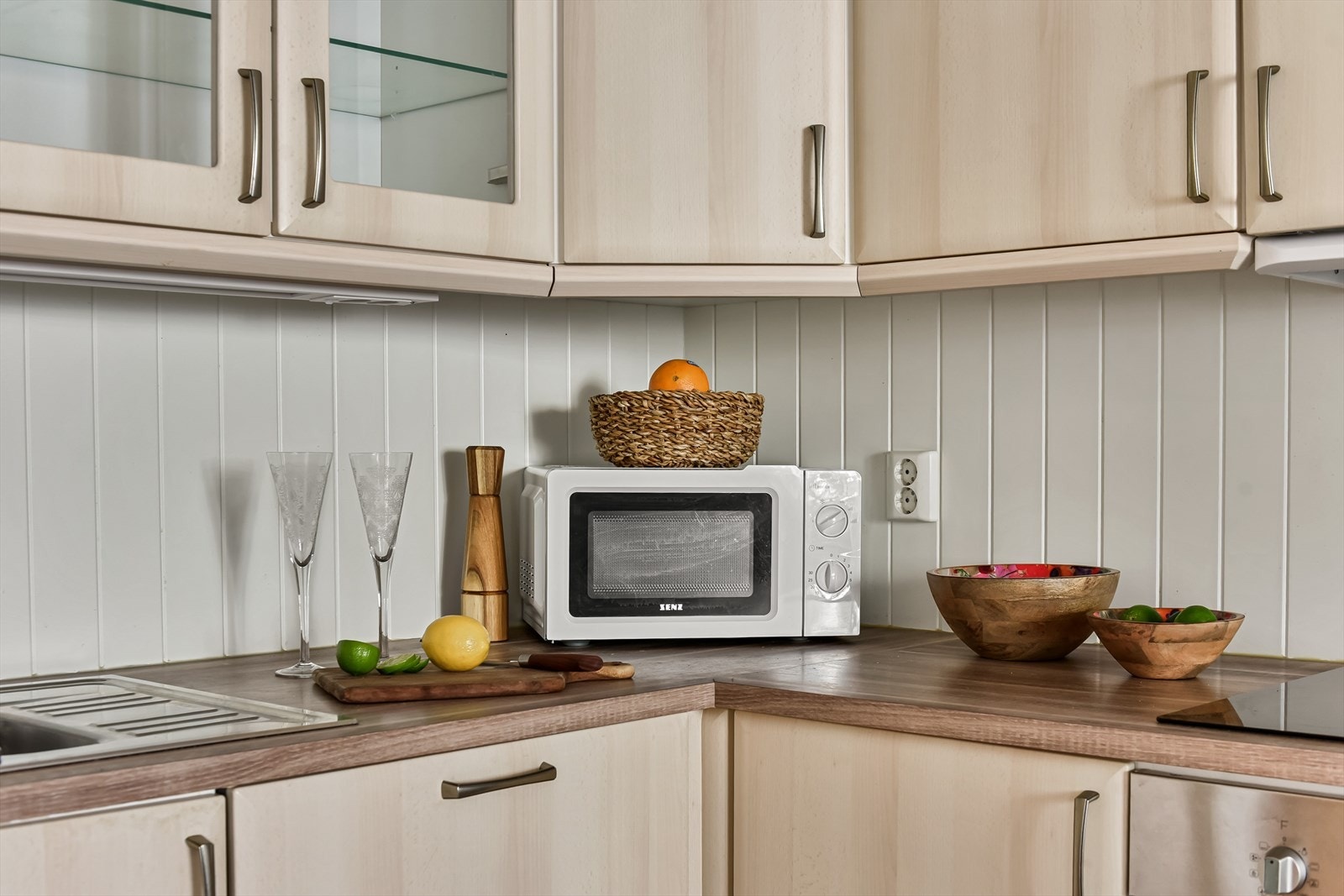 Alle hvitevarer som stekeovn, oppvaskmaskin og kjøl/frys er integrert. Galleribilde