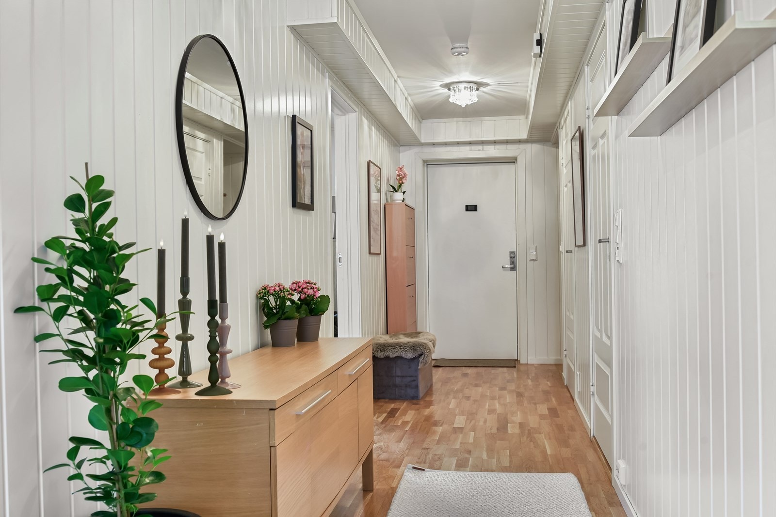 En lys og innbydende gang leder deg videre inn i boligen. Galleribilde