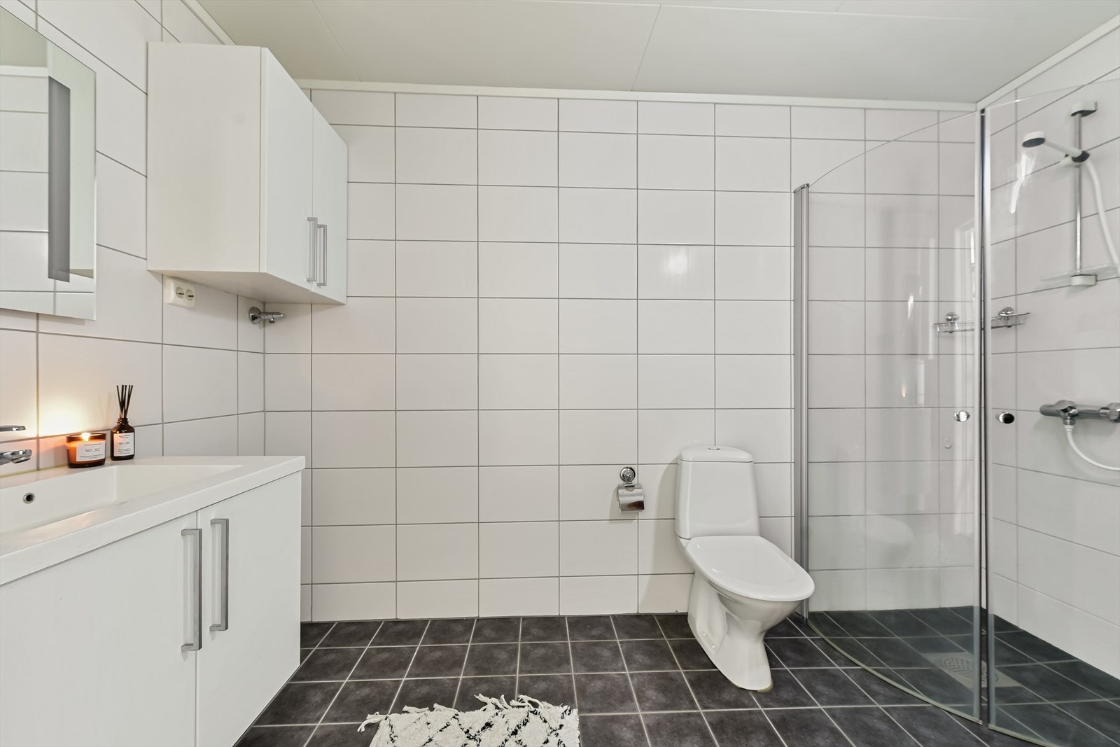 Badet har keramiske fliser på gulv og vegger, samt varmekabler i gulvet. Galleribilde