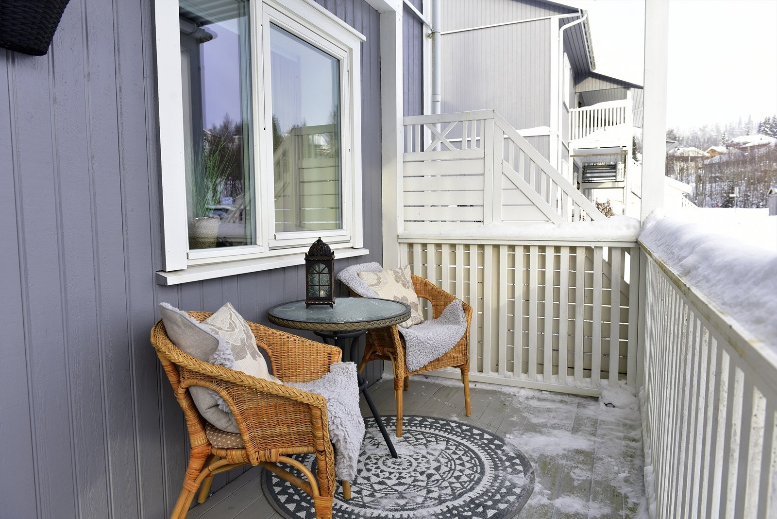 Fasaden er kledd med malt, stående panel. Galleribilde